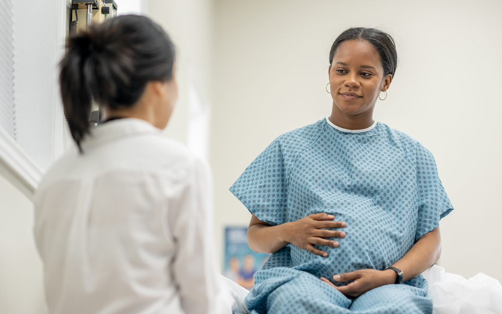 Pregnant woman with doctor.